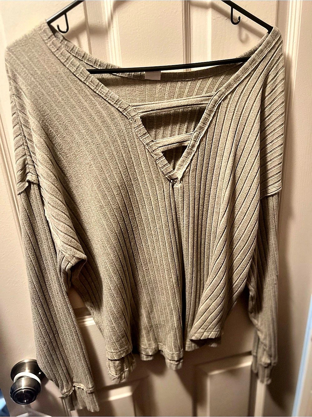 Ribbed V-Neck Sweater in Brown Size Medium